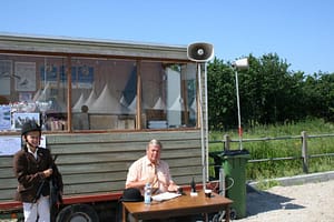 Speakers en geluidapparatuur op een outdoor concours